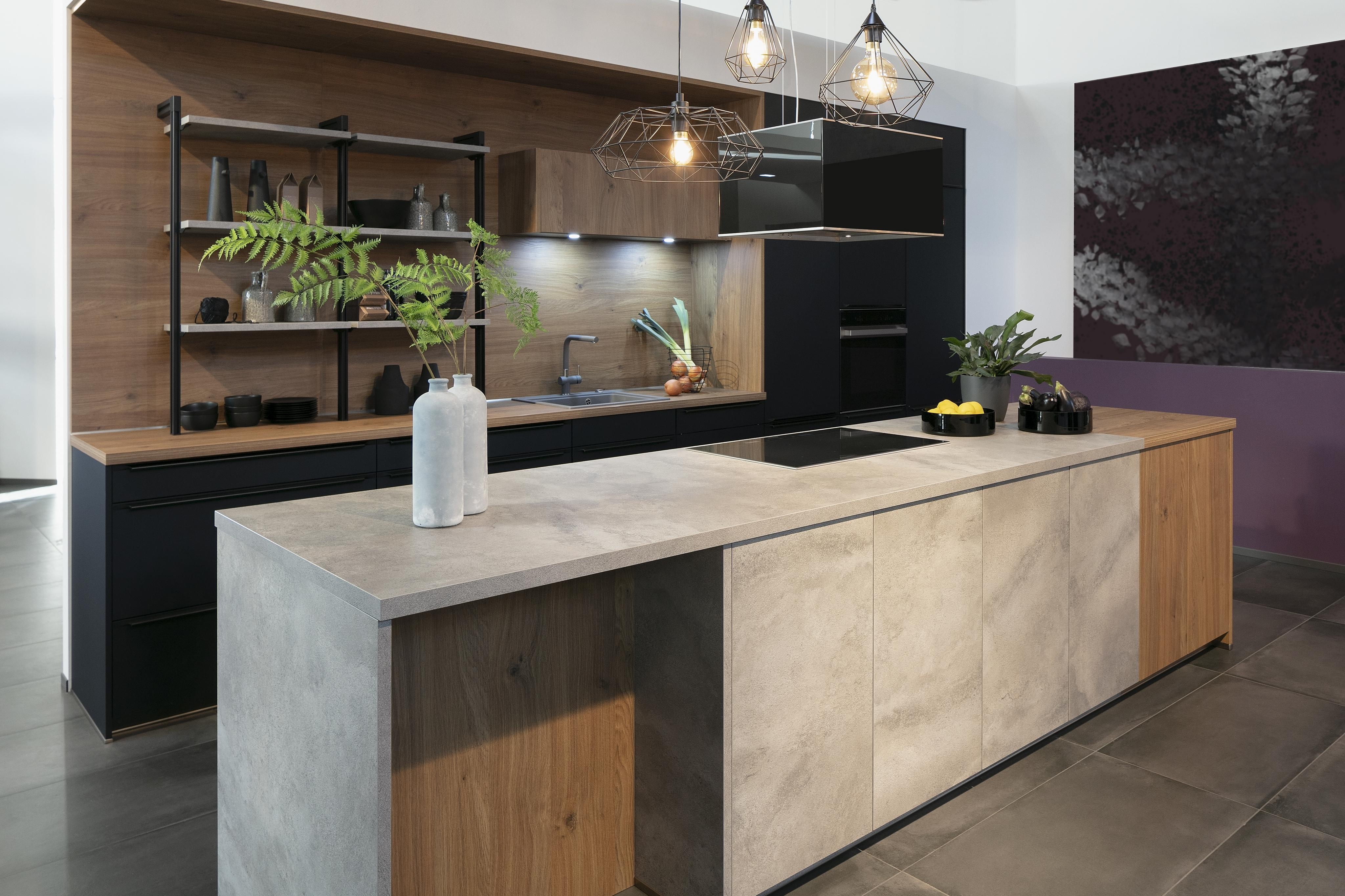 2019_ARTEGO_kleine_Ku_che-U-Form_Front_grau_schwarz_Holztheke_Regale-beleuchtet_02_rsp_K043-gedk-191210-6422