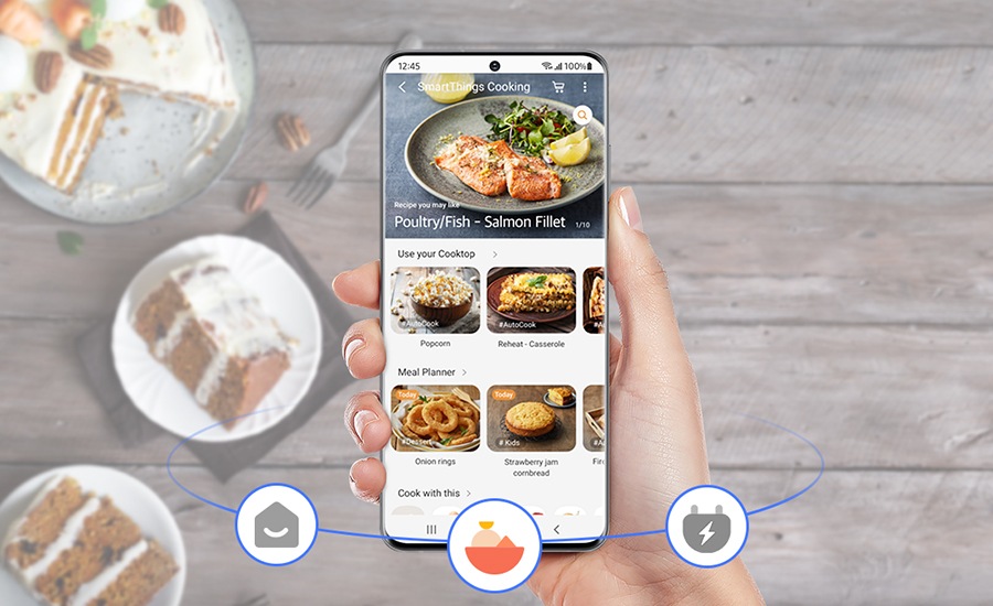 Hand hält Smartphone mit Rezepte-App